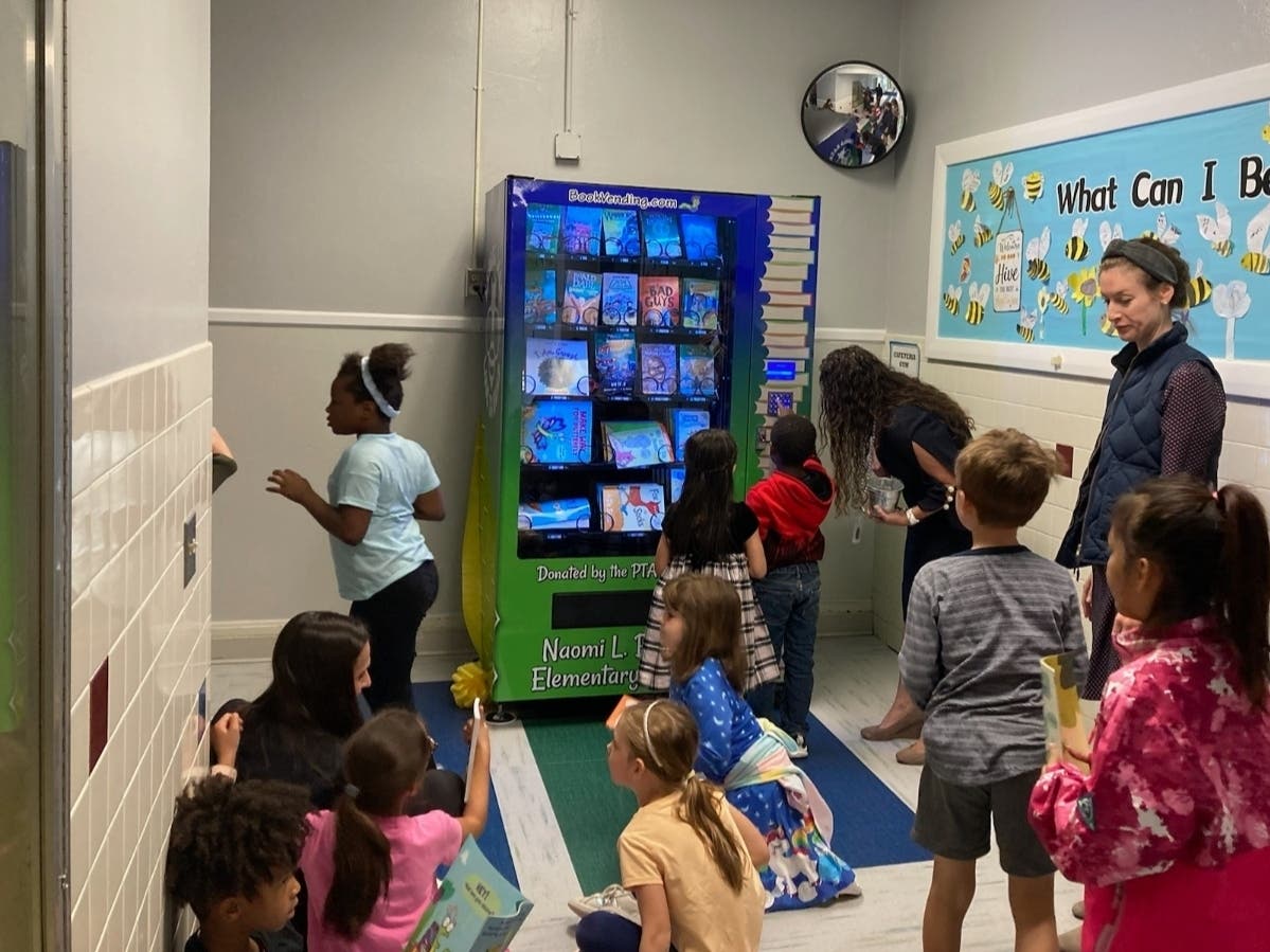 A new book vending machine is turning students into bookworms at Naomi L. Brooks Elementary School in Alexandria.